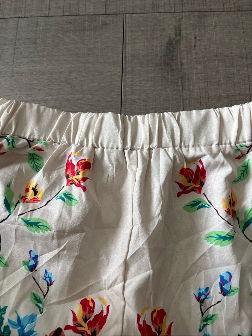 🩷White Floral Embroidered Shorts with Multicolor Flowers - Picture 4 of 4
